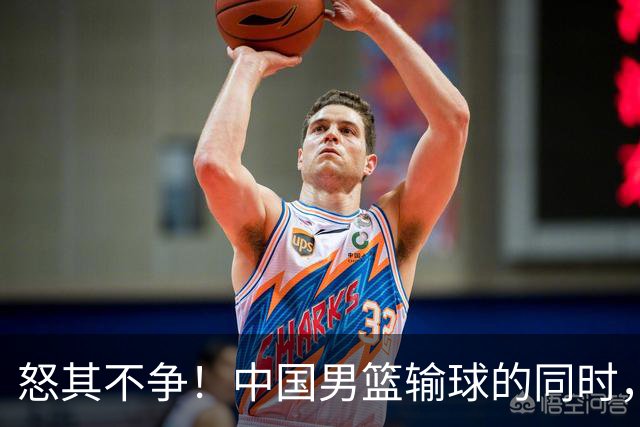 怒其不争！中国男篮输球的同时，日本替补席做出哭鼻子的嘲讽动作